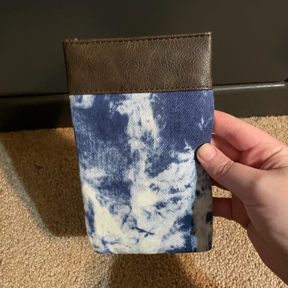 Sunglasses container